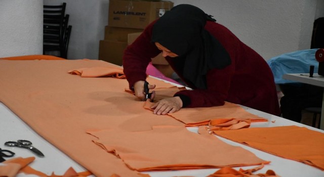 Depremzedelere eşofman dikiyorlar