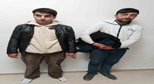 Depremzedelere gönderilecek kıyafetleri çalarken suçüstü yakalandılar
