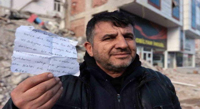 Depremzedelere parçalanmış kâğıtla adeta Biz de paramparçayız mesajı vermişler