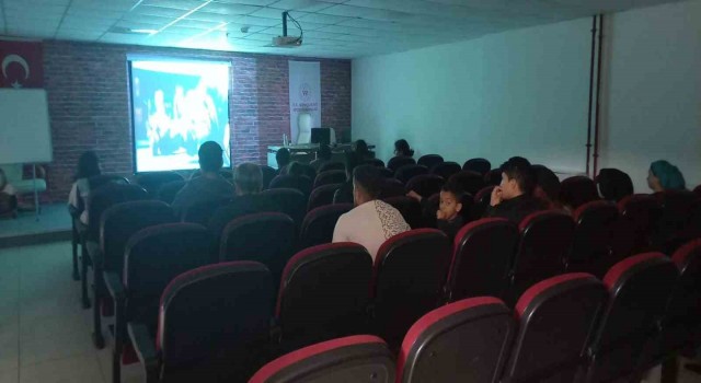 Depremzedelere sinema gecesi düzenlendi