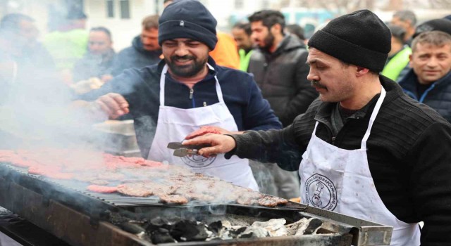 Depremzedelere Sivas köftesi ikram ettiler