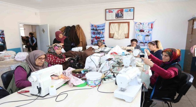 Depremzedelere yorgan ve yastık dikiyorlar