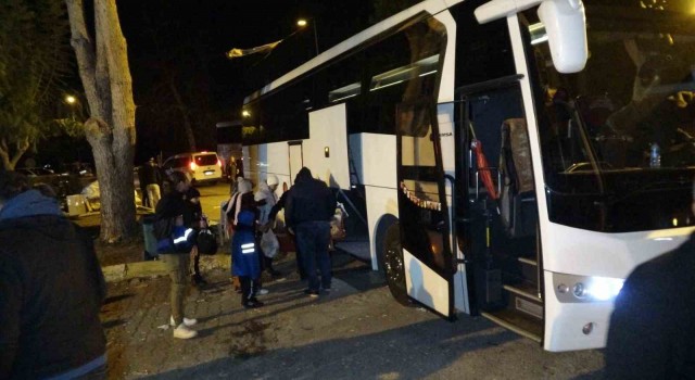 Depremzedelerin Antalyaya gelişi devam ediyor