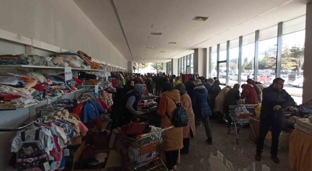 Depremzedelerin ihtiyaçları bu çarşıda karşılanıyor