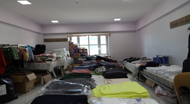 Depremzedelerin ihtiyaçları karşılanıyor