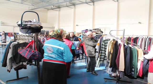 Depremzedelerin ihtiyaçları kurulan seyyar market ve mağazayla karşılanıyor