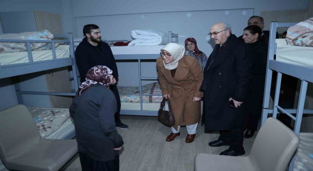 Depremzedelerin İzmirdeki yurtlara yerleştirilmesi sürüyor
