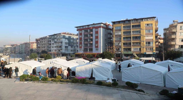 Depremzedelerin temel ihtiyaçlarını karşılıyorlar