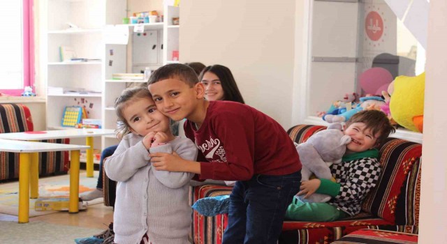 Depremzedelerin yaralarını Eskişehir Öğretmen Evinde sarıyor