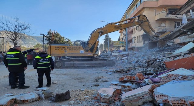 Depremzedelerin yaralarını sarmak için sahadalar