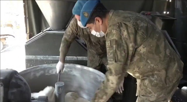 Depremzedenin ekmeği Mehmetçikten