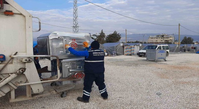 Derince Belediyesi afet bölgesinde çalışmalarını sürdürüyor