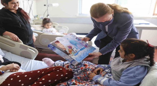 DEÜ Rektörü Hotardan depremzedelere moral ziyareti