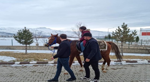 Develide depremzede çocuklar at bindi