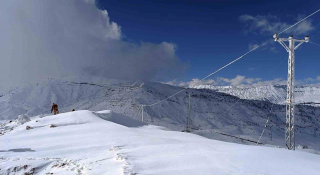 Dicle Elektrik kışın zorlu şartlarında bakım çalışmalarına devam ediyor