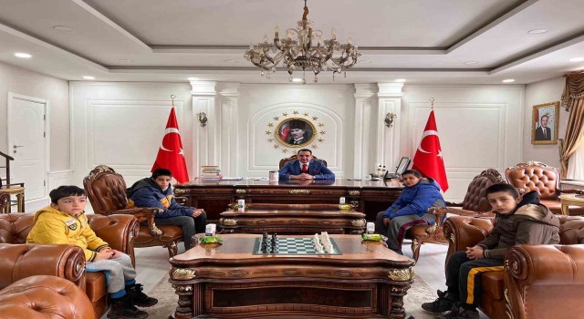 Digorlu öğrenciler anlamlı bağış: “Empati yaptık, bizim bölge de böyle olabilirdi”