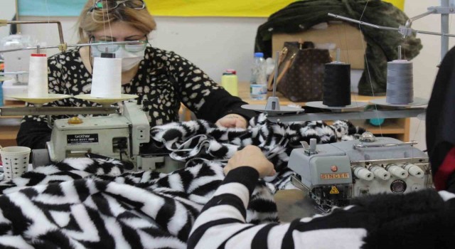 Dikiş makineleri depremzedeler için çalıştırılıyor