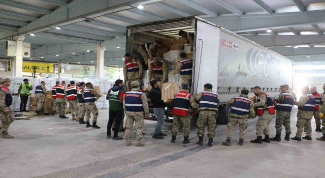 Diyarbakıra yurtiçi ile yurt dışından 215 tır ve kamyonet yardım ulaştırıldı