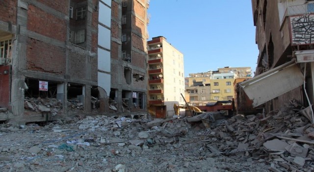 Diyarbakırda 2 müteahhit yaptıkları binanın enkazında hayatını kaybetti