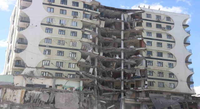 Diyarbakırda 3 noktada enkaz çalışmaları devam ediyor