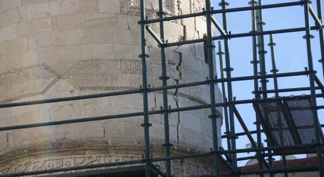 Diyarbakırda 5 asırlık Parlı Sefa camisinin minaresi depremden zarar gördü