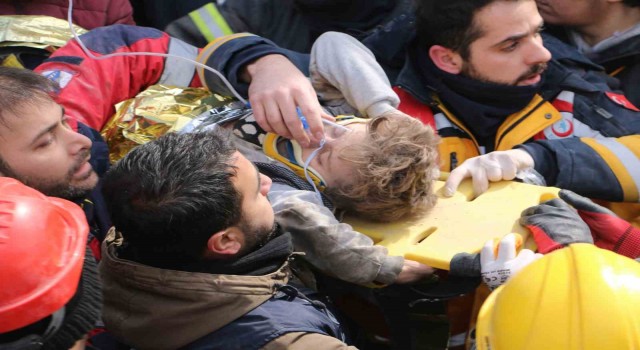 Diyarbakırda 7 yaşındaki Beşir, 81 saat sonra enkazdan sağ çıkarıldı