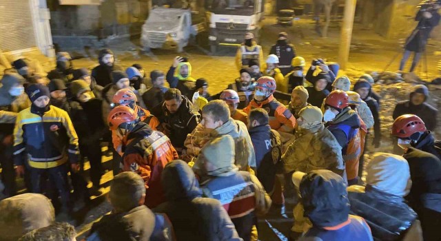 Diyarbakırda 72 saat sonra bir kadın canlı olarak enkaz altından çıkartıldı