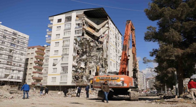 Diyarbakırda ağır hasarlı binanın yıkımına başlandı