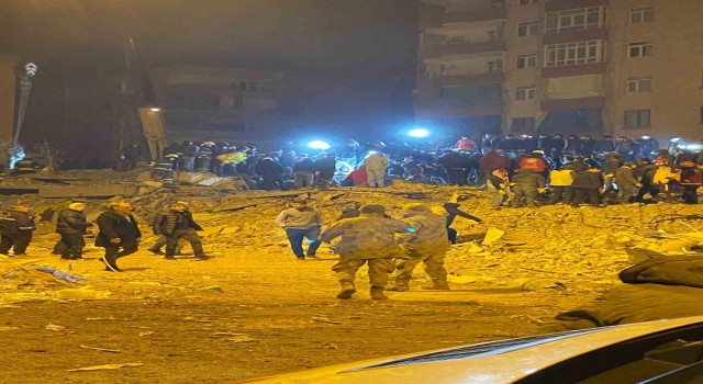 Diyarbakırda arama kurtarma çalışmaları tekbirler eşliğinde sürüyor