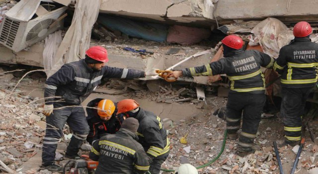 Diyarbakırda arama ve kurtarma ekipleri gıda ihtiyaçlarını enkaz başında gideriyor