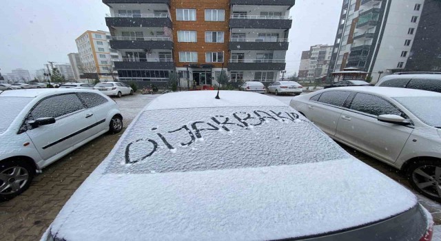 Diyarbakırda beklenen kar, şehir beyaza büründü