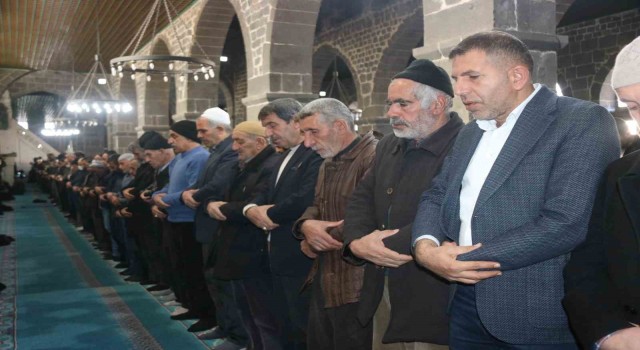 Diyarbakırda depremde hayatını kaybedenler için gıyabi cenaze namazı kılındı