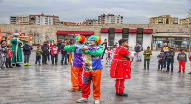 Diyarbakırda depremzede çocuklar animasyon ekibiyle doyasıya eğlendi
