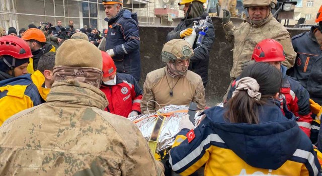 Diyarbakırda enkaz altında kalan kadın 56 saat sonra kurtarıldı