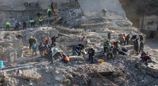 Diyarbakırda enkaz çalışmaları 7inci gününde devam ediyor