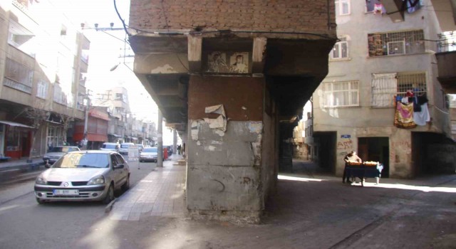 Diyarbakırda giriş katı hariç kolonları olmayan bina depremlere rağmen ayakta