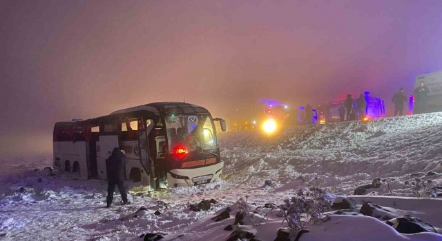Diyarbakırda yolcu otobüsü devrildi: 4ü ağır 30 kişi yaralandı