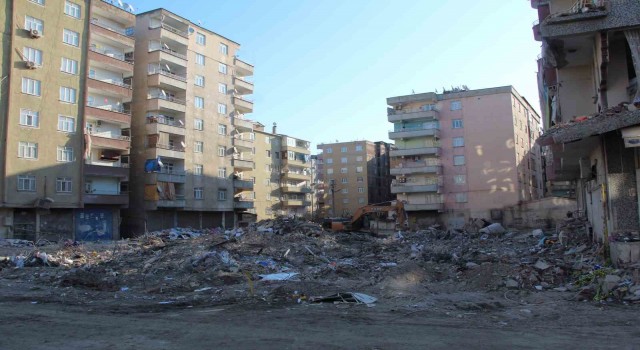 Diyarbakırda Yoldaş Apartmanında enkaz çalışması tamamlandı