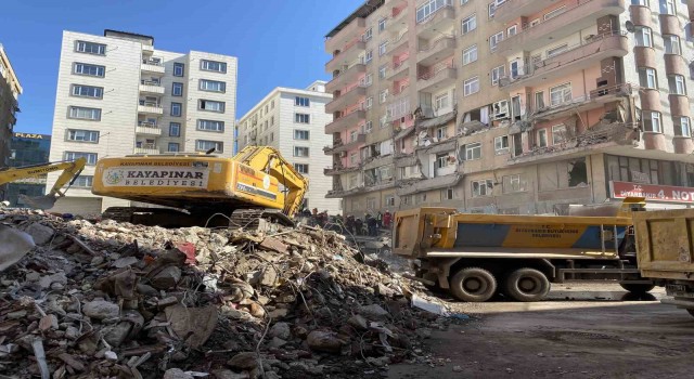 Diyarbakırdaki enkazlarda arama kurtarma çalışmaları devam ediyor