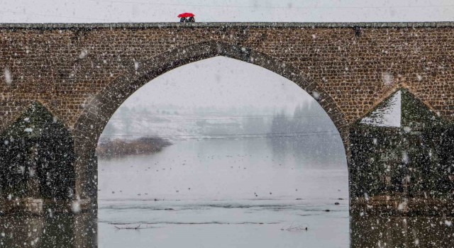 Diyarbakırlılar kar yağmasını On Gözlü Köprüde halay çekerek kutladı