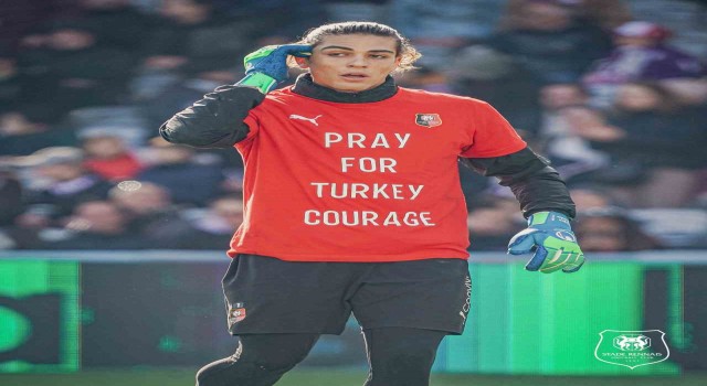 Doğan Alemdar, sahaya Türkiye için dua edin tişörtüyle sahaya çıktı