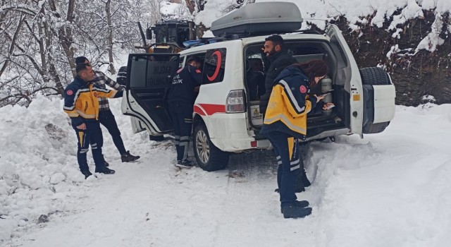 Doğum sancısı tutan kadın kar nedeniyle 3 saat sonra hastaneye ulaştırıldı