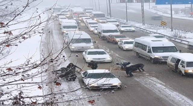 Dökülen simitleri toplamak için çevre yolunda trafiği durdurdular