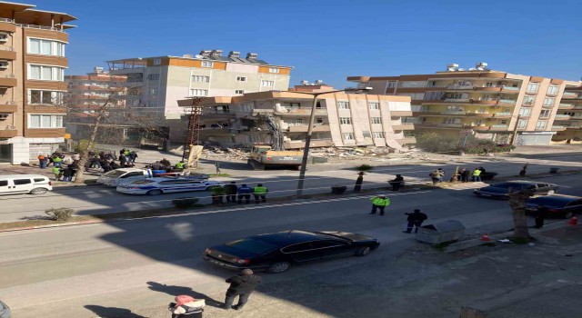 Dörtyol ve Payasta enkaz kaldırma ve hasarlı bina yıkım çalışması başlatıldı