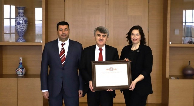 DPÜ Engelsiz Öğrenci Birimine geçen yıl kazandığı belge ve bayraklar teslim edildi