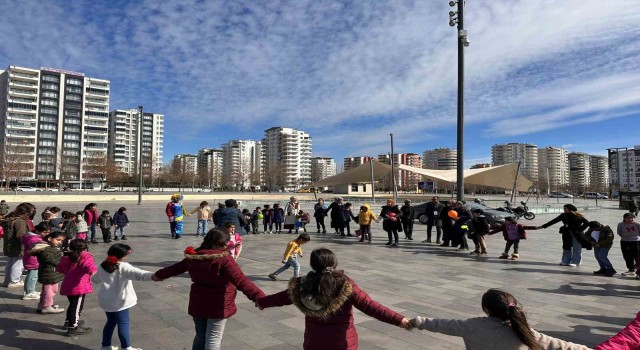 DÜ öğrencileri depremzede çocuklar için seferber oldu