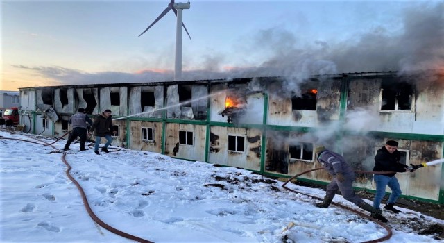 Dumlupınarda rüzgar enerji santralinde yangın