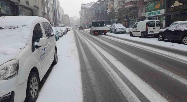 Dün gece başlayan kar yağışı Ereğlide etkili oldu
