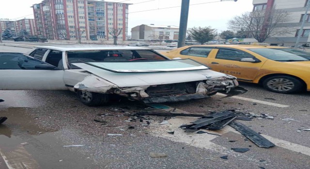 Duramayan Tofaş marka araç, ışıklarda bekleyen otomobile çarptı