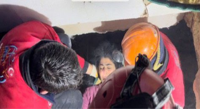 Dursunbey ekibi, Hatayda 2 kişiyi enkazdan sağ çıkardı